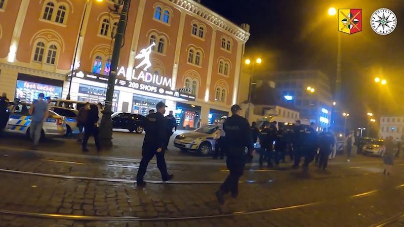 Policie zveřejnila video z velké noční kontroly klubů. Někde se dokonce i tančilo